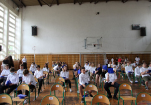 uczniowie siedzący na krzesłach